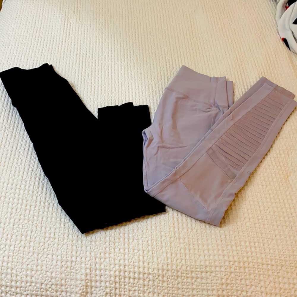 Bundle of 2 Alo Yoga moto leggings!